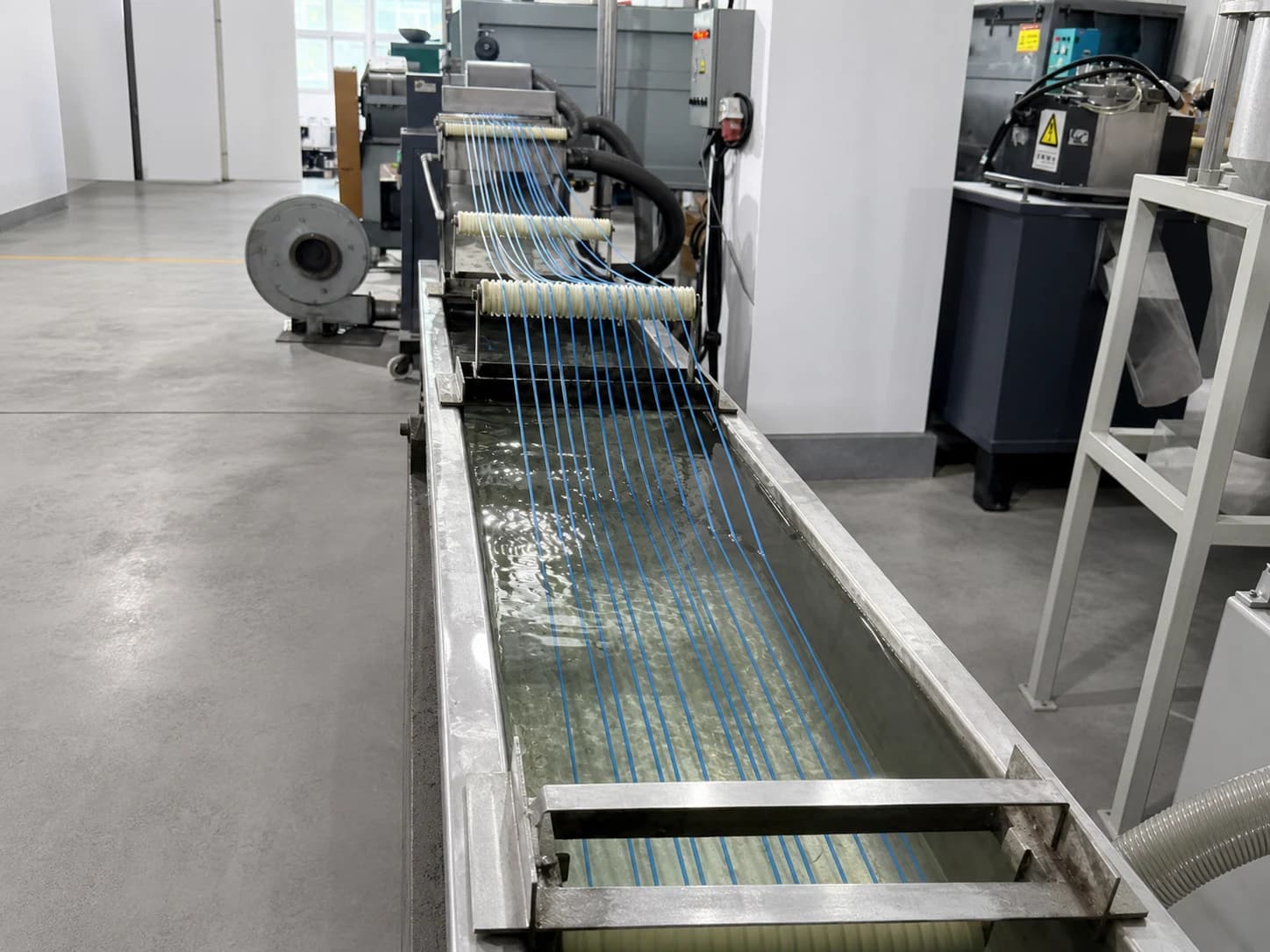 Multi-stage cooling trough on a wire extrusion line