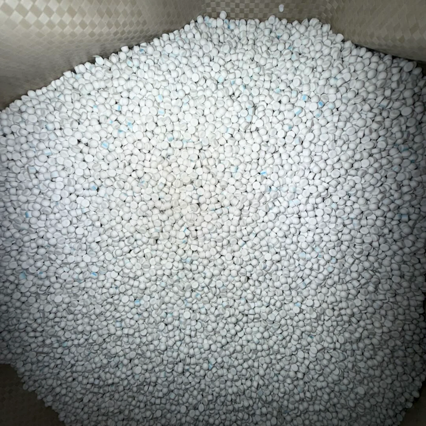 White LSZH cable compound pellets for wire and cable manufacturing